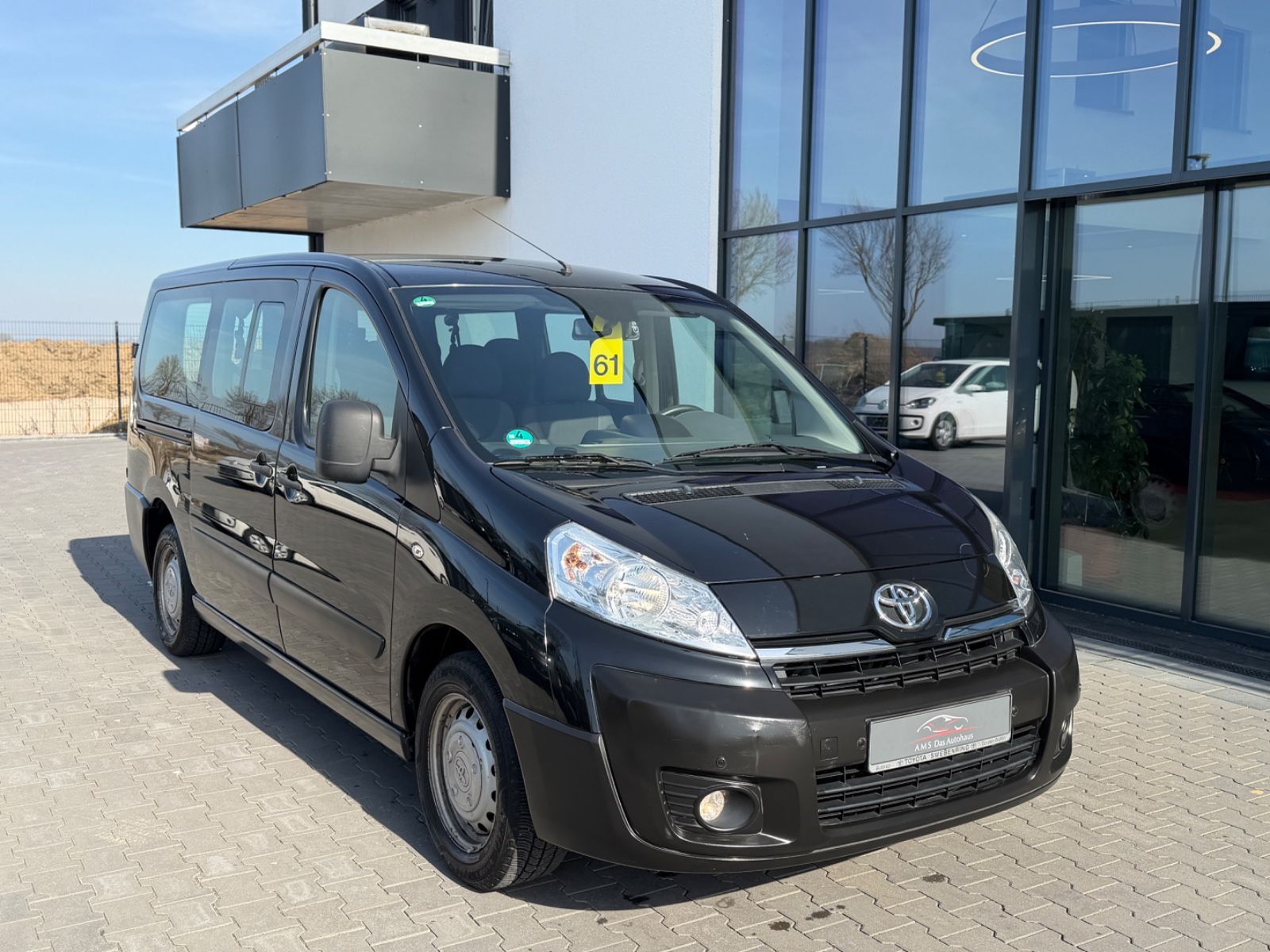 Proace L2H1 Comfort 2.0 6-Sitzer Rollstuhl Rampe