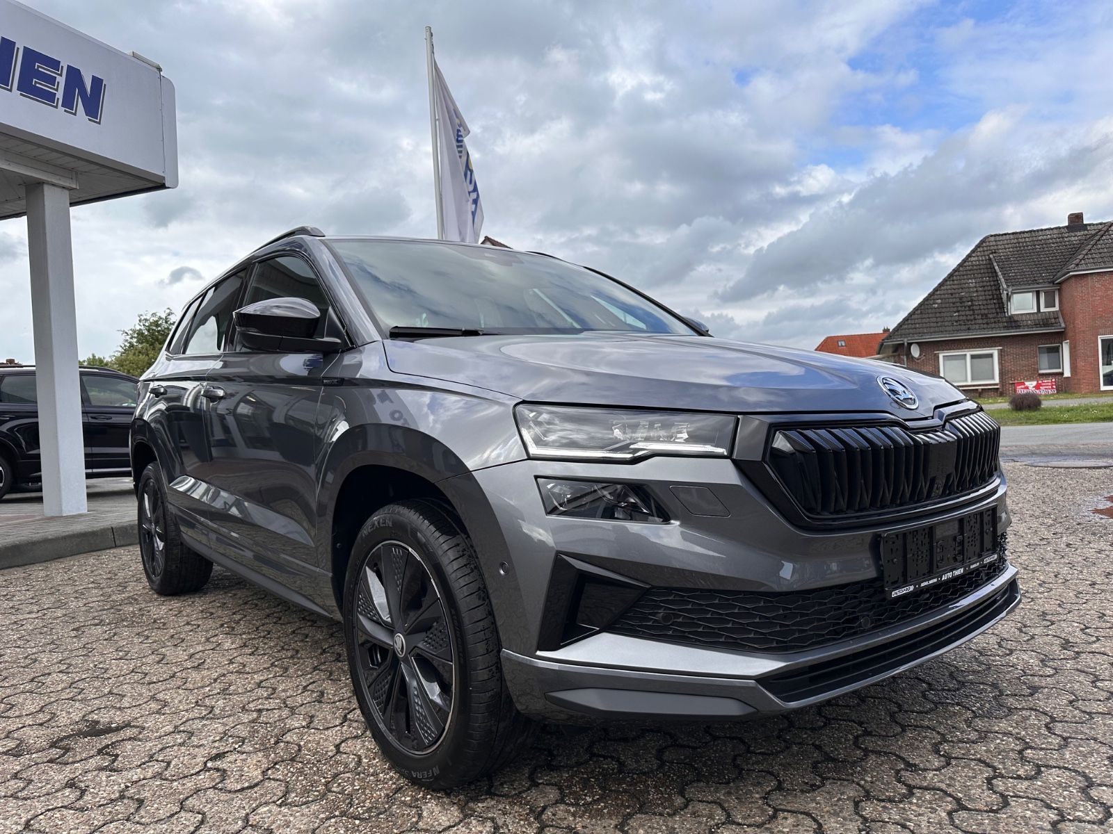 Fahrzeugabbildung SKODA Karoq Sportline 1.5 TSI DSG Matrix/AHK/Navi/ACC