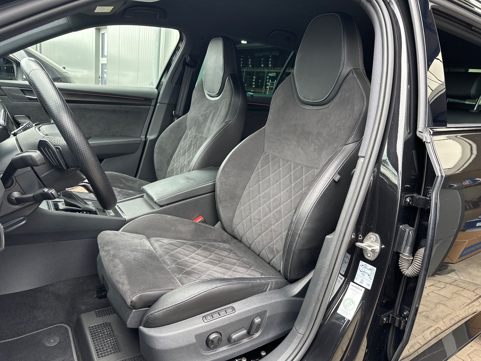 Fahrzeugabbildung SKODA Superb Combi 1.4 TSI iV DSG Sportline NAV+LED