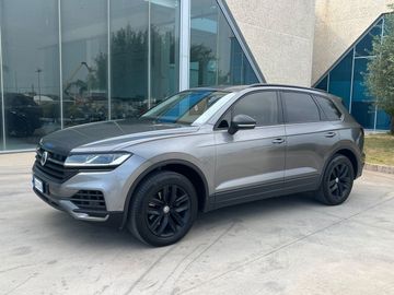 Volkswagen Touareg - 1
