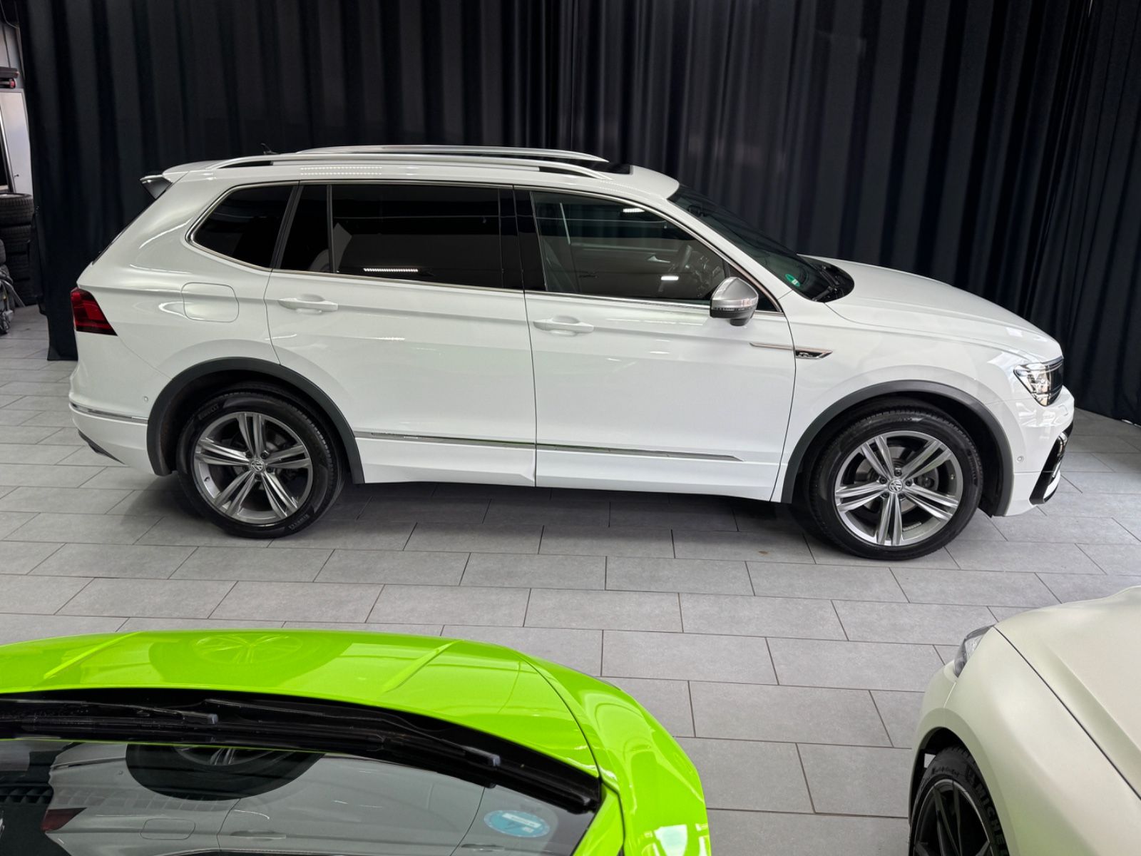 Fahrzeugabbildung Volkswagen Tiguan Allspace Highline 4Motion|R-LINE|PANO|AHK