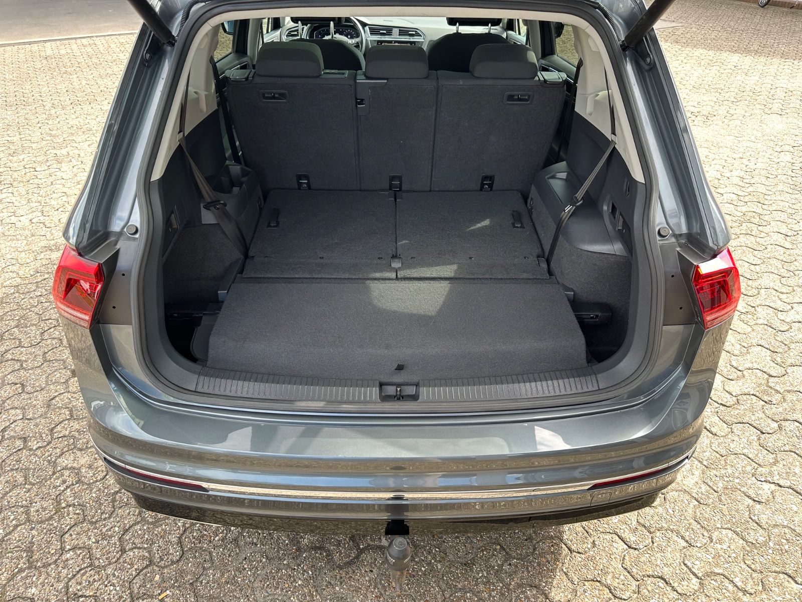 Fahrzeugabbildung Volkswagen Tiguan Allspace 2.0 TDI 4M R-Line AHK/Pano/LED