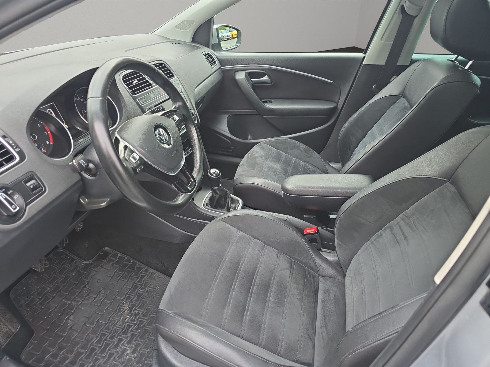 Fahrzeugabbildung Volkswagen Polo V Comfortline NAVI/ RÜCKFAHRKAMERA/ SHZ