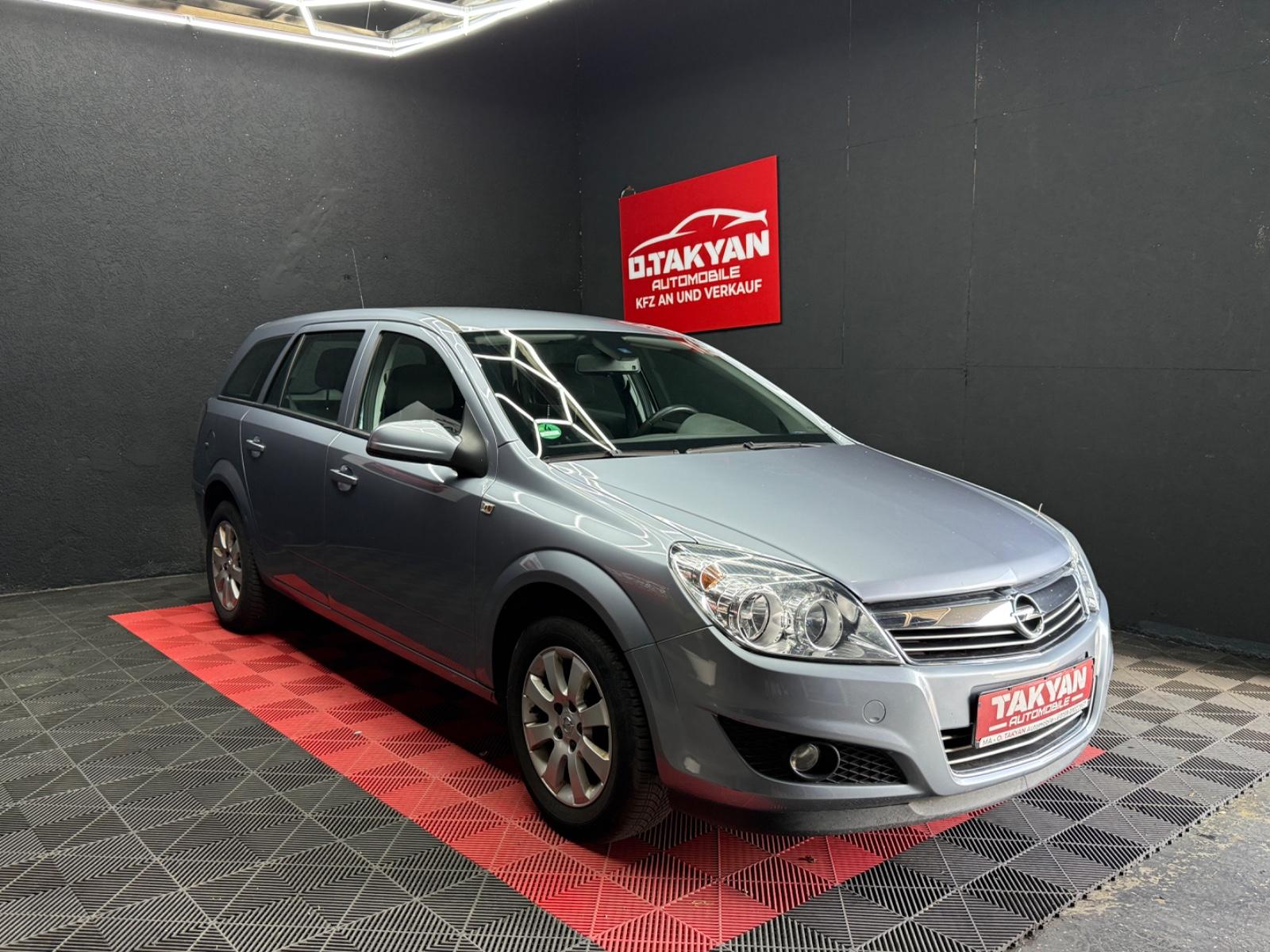 Opel Astra 2009 — interior