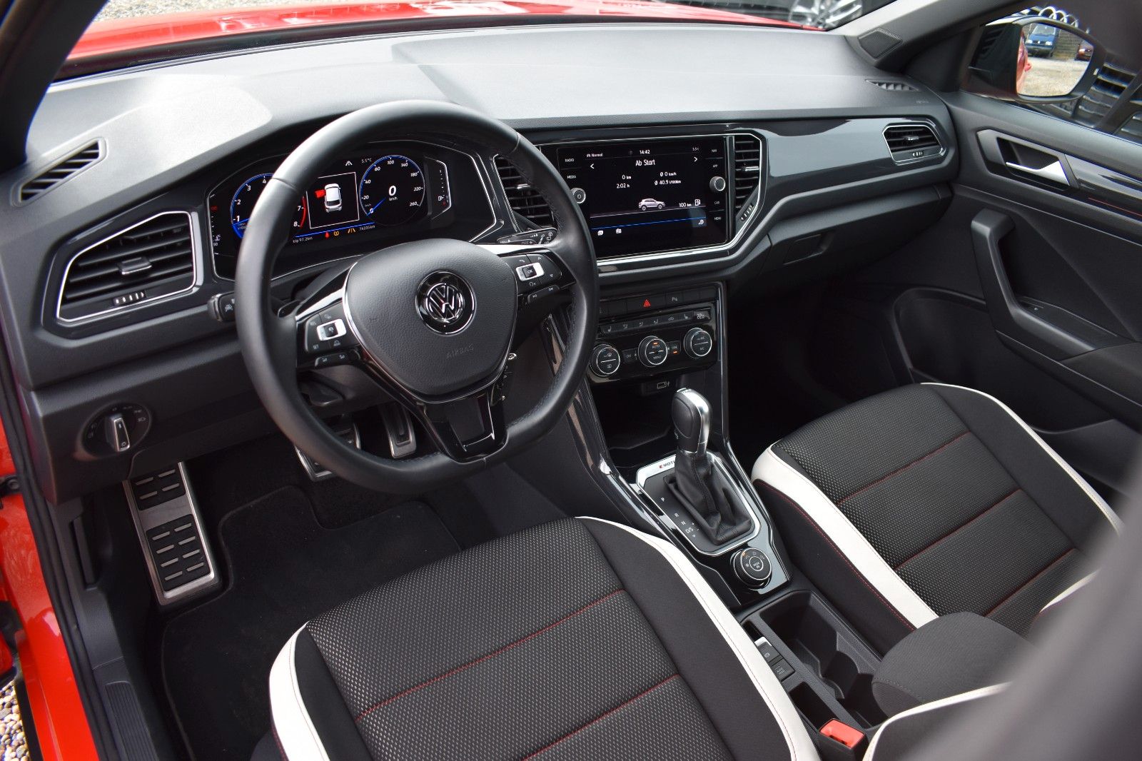 Fahrzeugabbildung Volkswagen T-Roc Sport 4Motion LED AHK Applecar Automatik