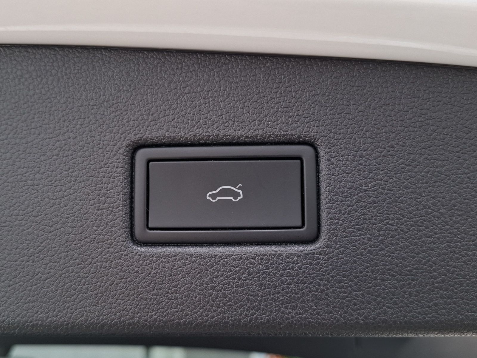 Fahrzeugabbildung Volkswagen Tiguan TSI R-Line DSG 4M Matrix AHK Navi AID ACC