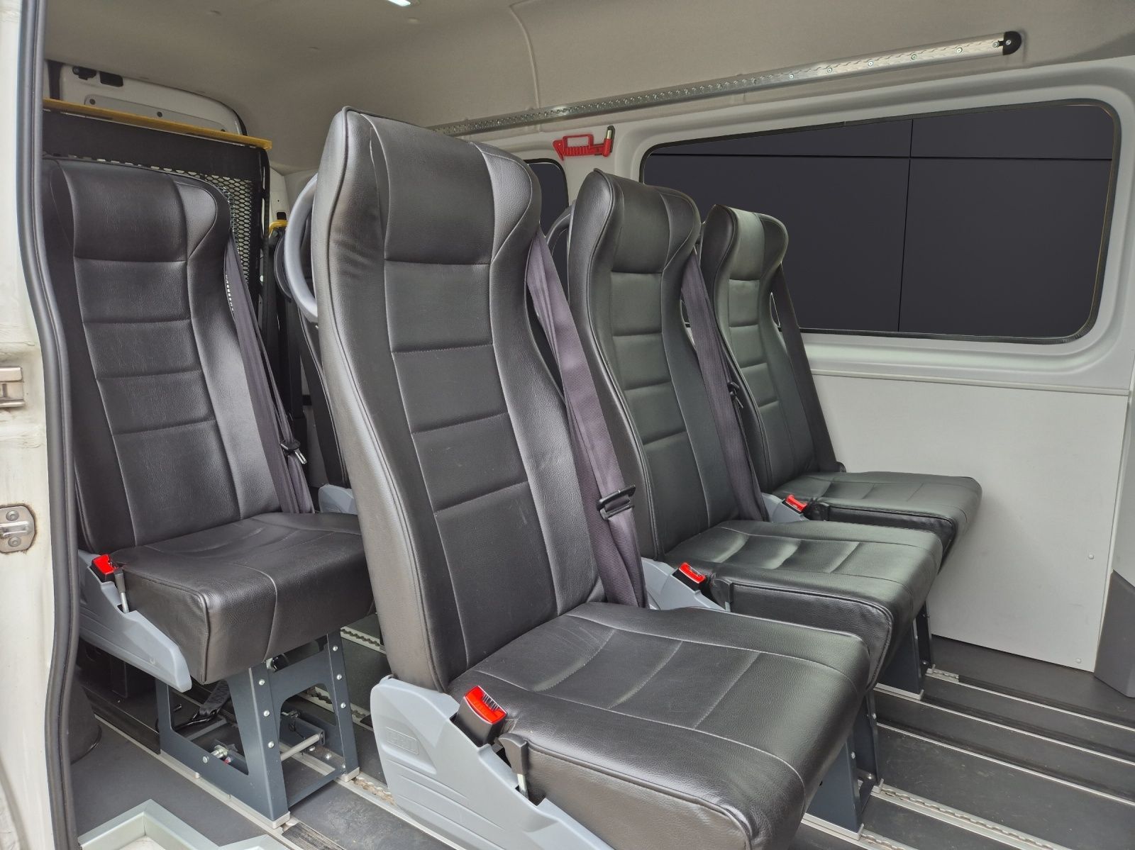 Fahrzeugabbildung Volkswagen Crafter 35 MR HD 4Mo 9-Si Rollstuhllift Trittstu