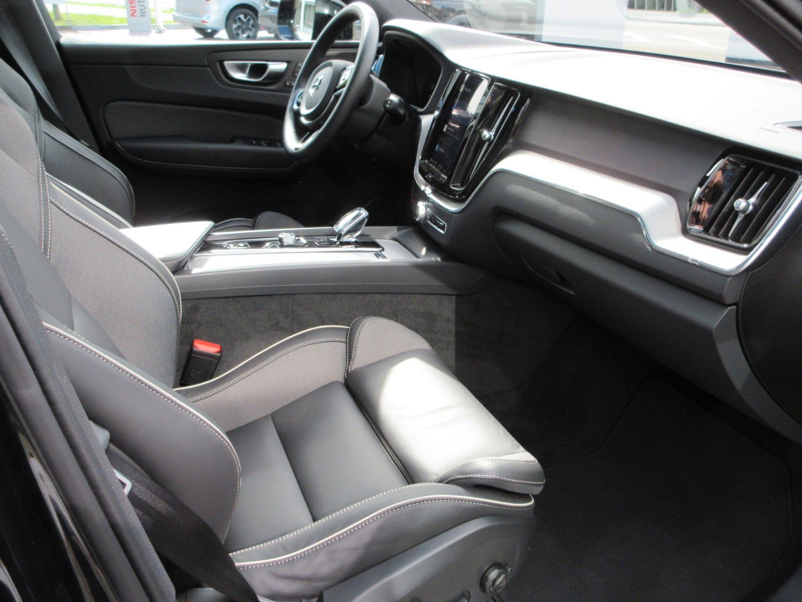 Fahrzeugabbildung Volvo XC 60 B5 Plus Dark AWD