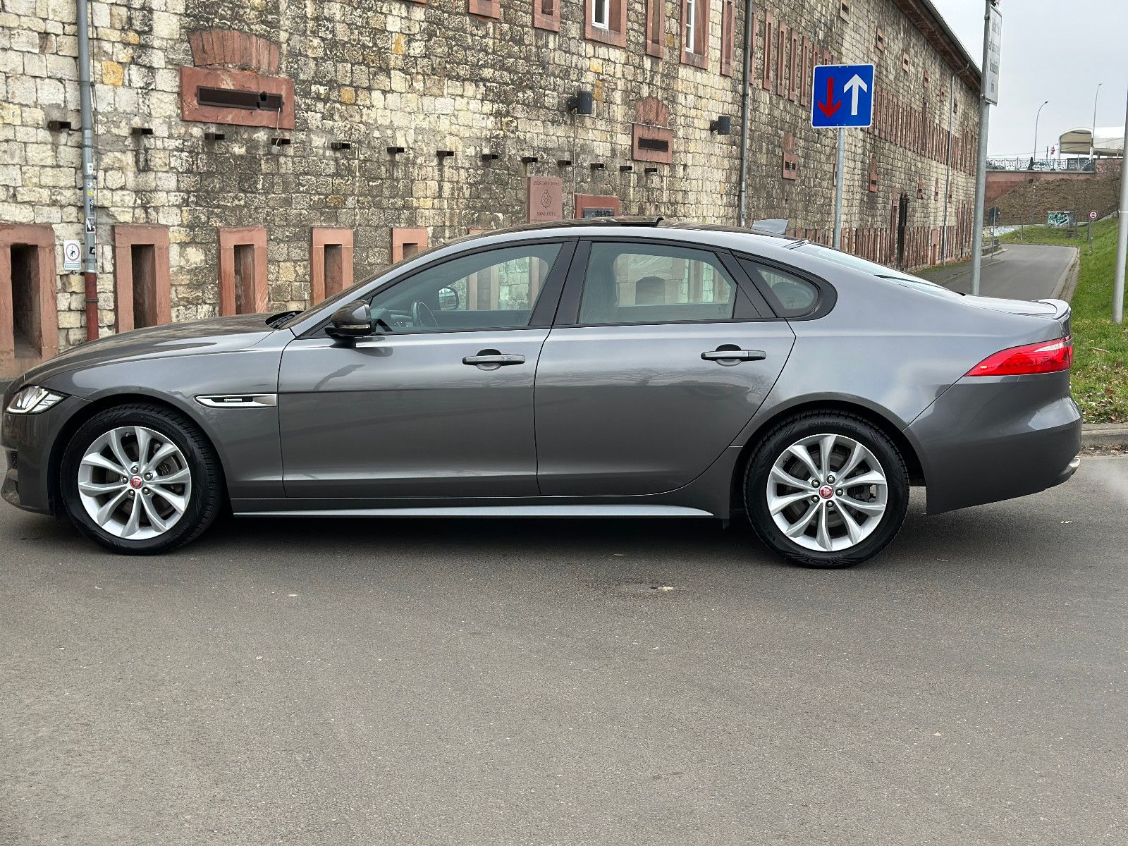 Fahrzeugabbildung Jaguar XF R-SPORT*MODELLJAHR 2019+PANO+STANDHEIZUNG*