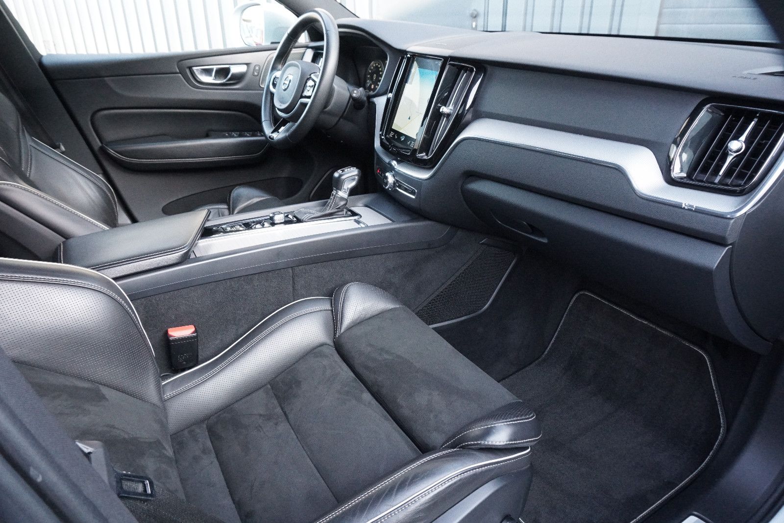 Volvo XC60 R-Design AWD 360° SHZ AHK LED NAV Harman Ka foto 18