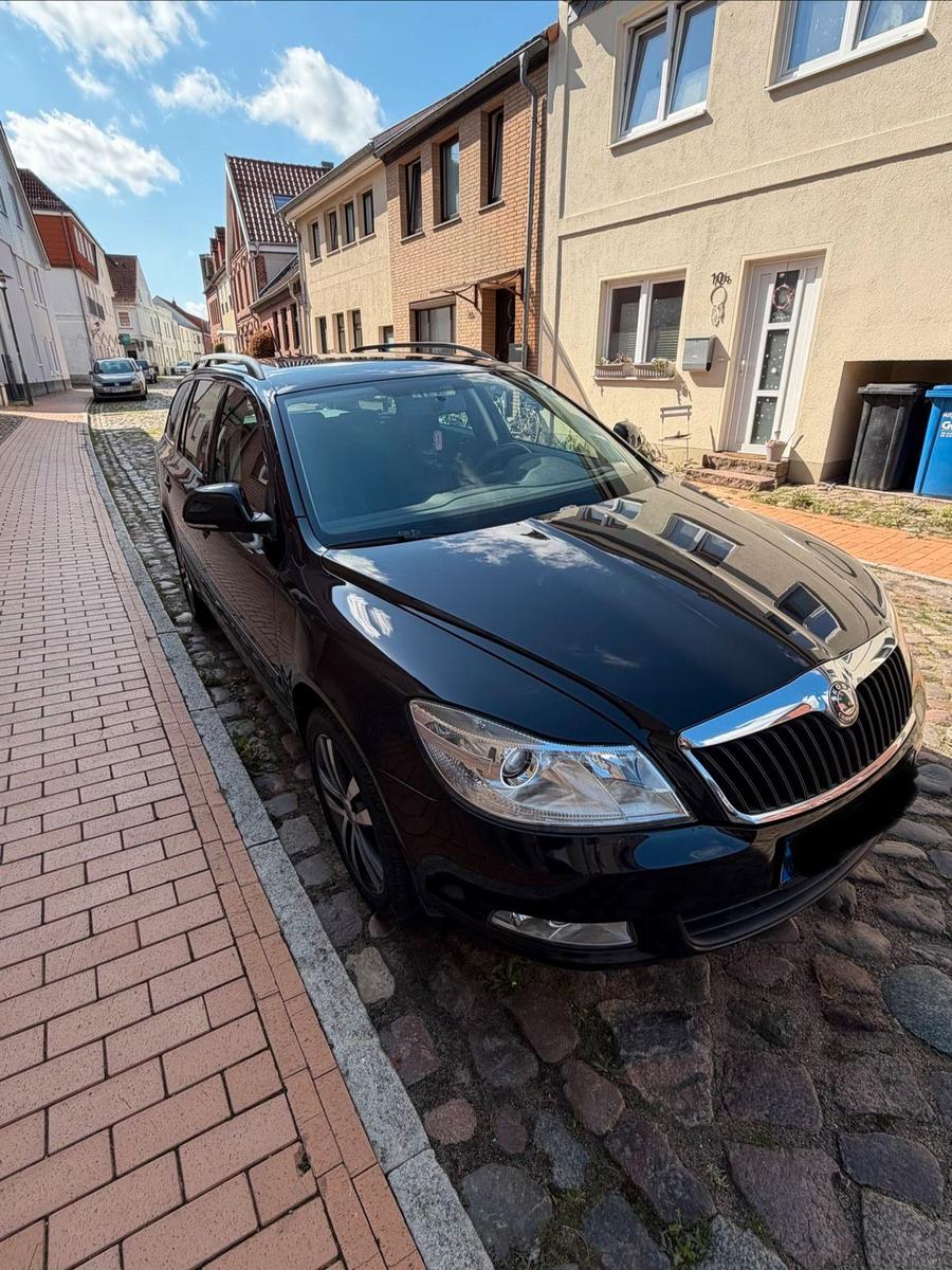 Skoda Octavia 2012 — rear view