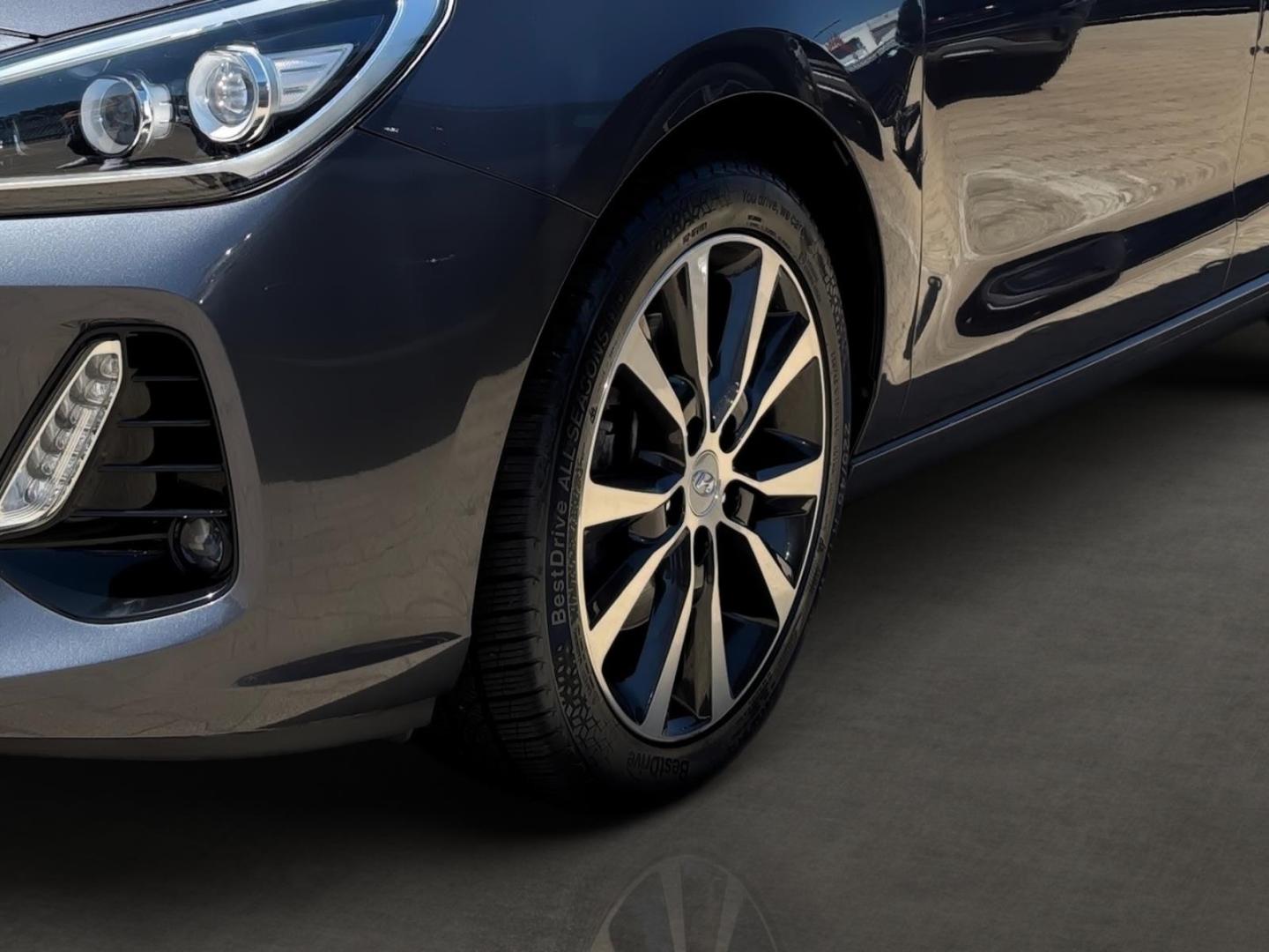 Hyundai i30 Intro LED Apple CarPlay Android Auto Mehrzon