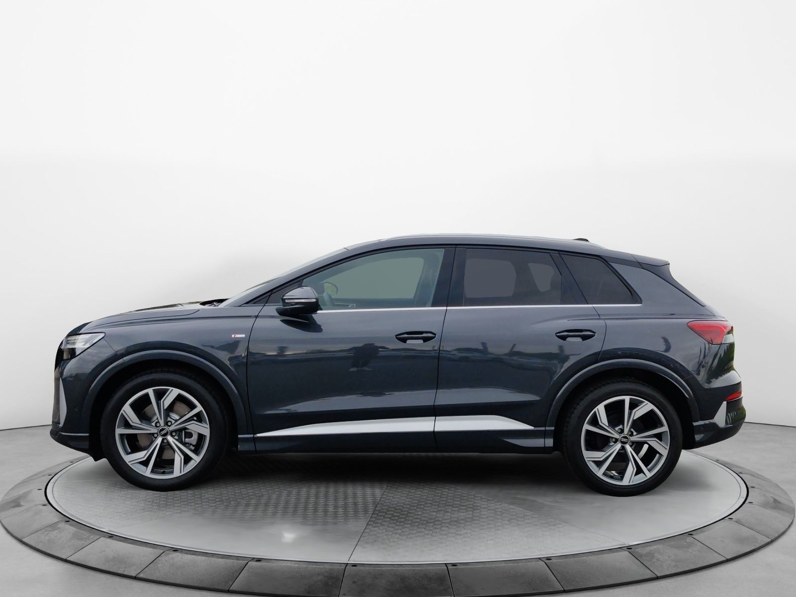 Audi Q4 SUV e-tron quattro 220 kW imagem 2