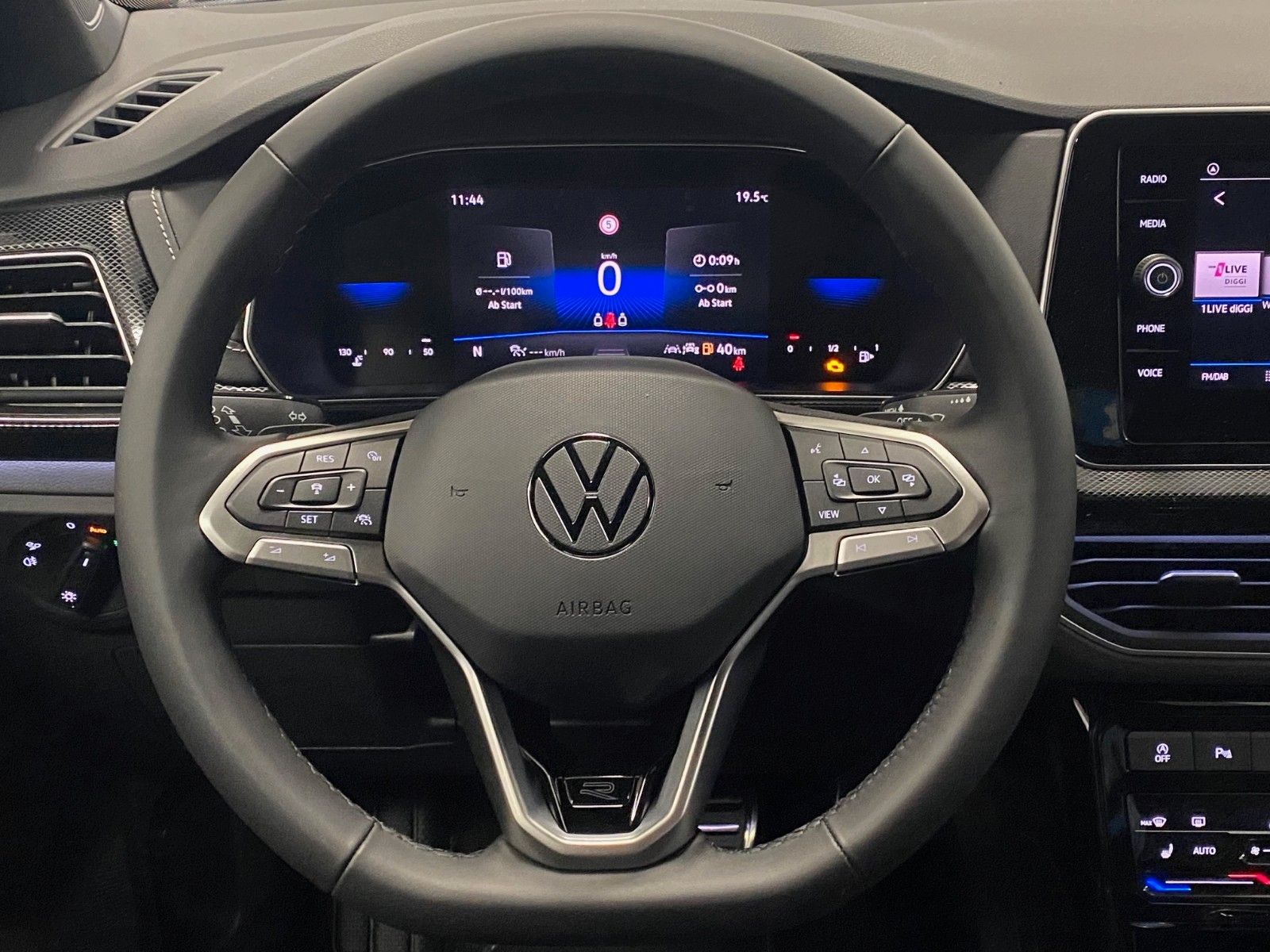 Fahrzeugabbildung Volkswagen T-Cross 1.5 TSI DSG R-Line+AHK+ACC+Garantie 2029