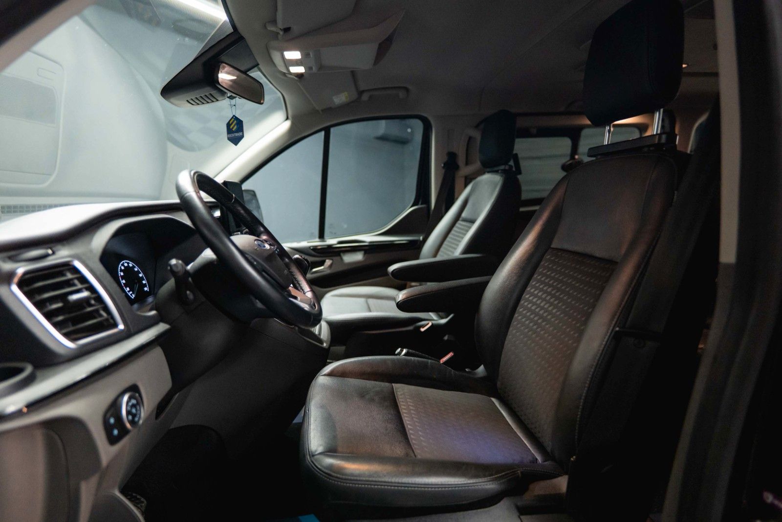 Fahrzeugabbildung Ford Tourneo Custom 320 L2 Sport | 8Sitze | ACC | LED