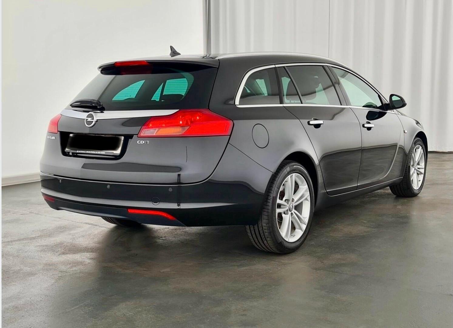 Opel Insignia 2011 — rear view
