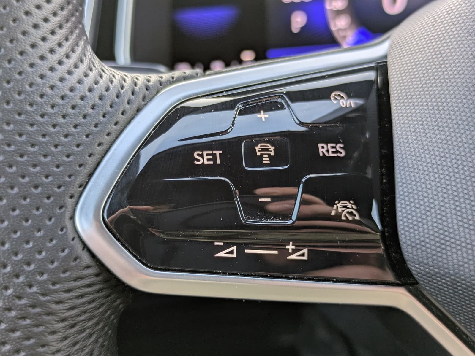 Fahrzeugabbildung Volkswagen T-Roc 2.0 TDI R-Line DSG 19"MATRIX*ACC*KAM*NAVI