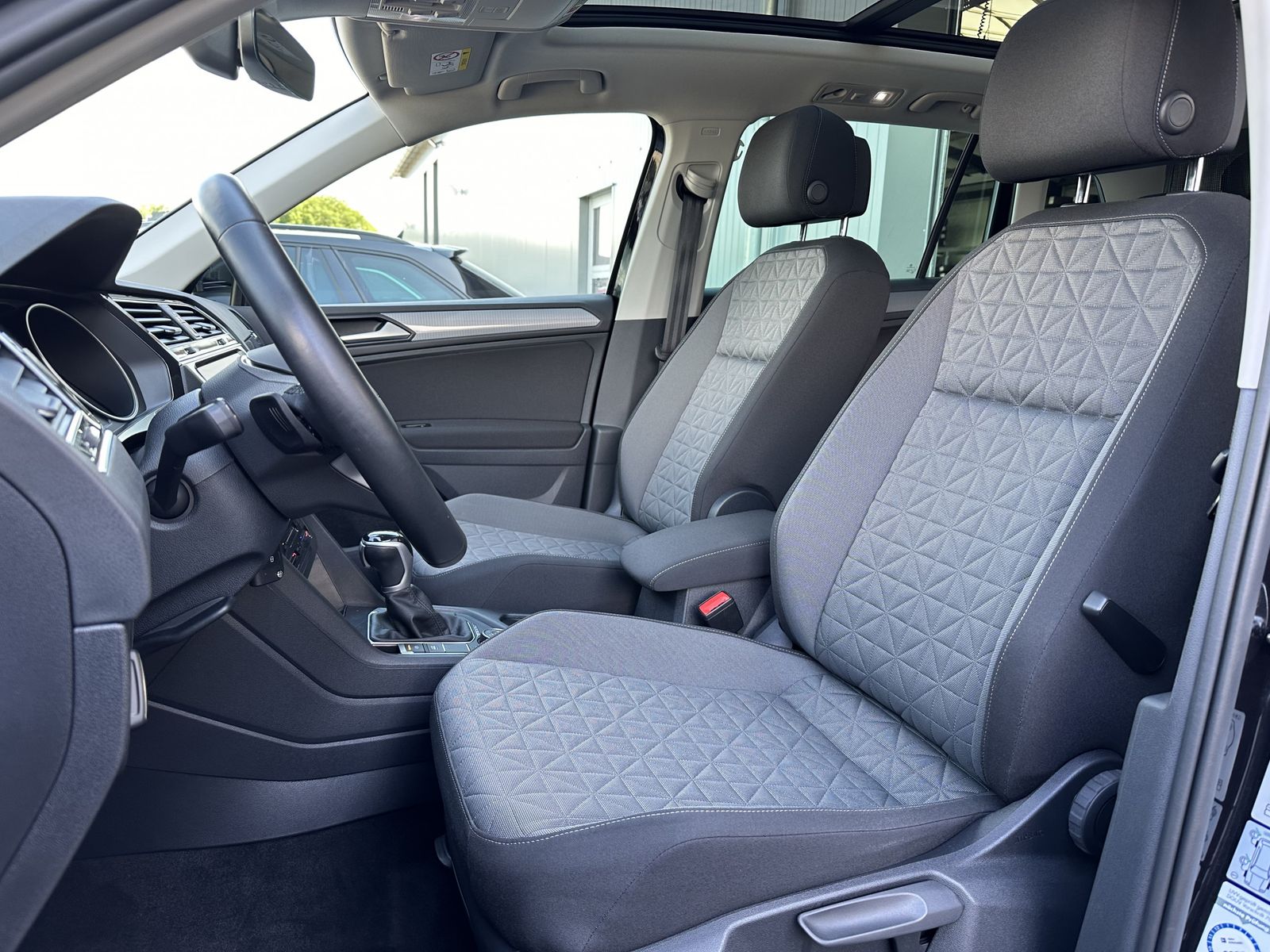 Fahrzeugabbildung Volkswagen Tiguan 2.0 TSI DSG 4M Life NAV+LED+PANO+SHZ+ACC