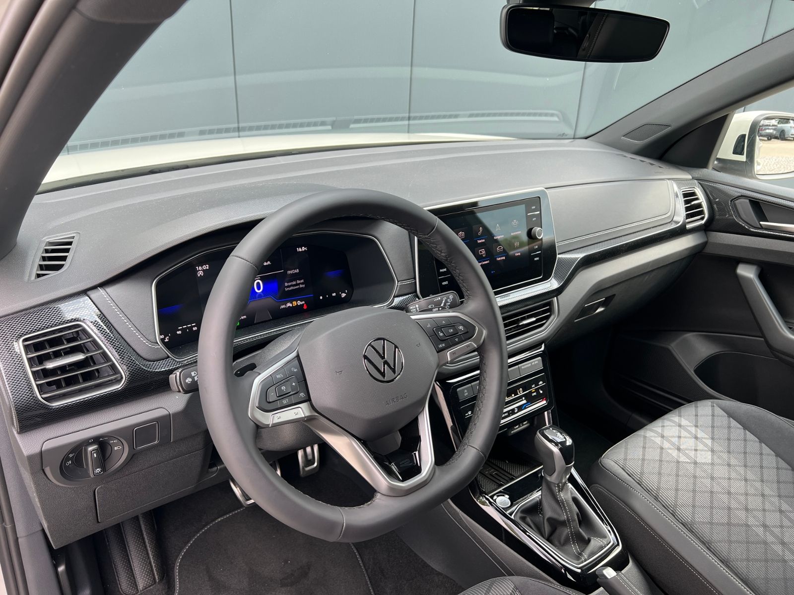 Fahrzeugabbildung Volkswagen T-Cross R-Line 1.5 TSI DSG *AHK,IQ.LIGHT,ACC,App