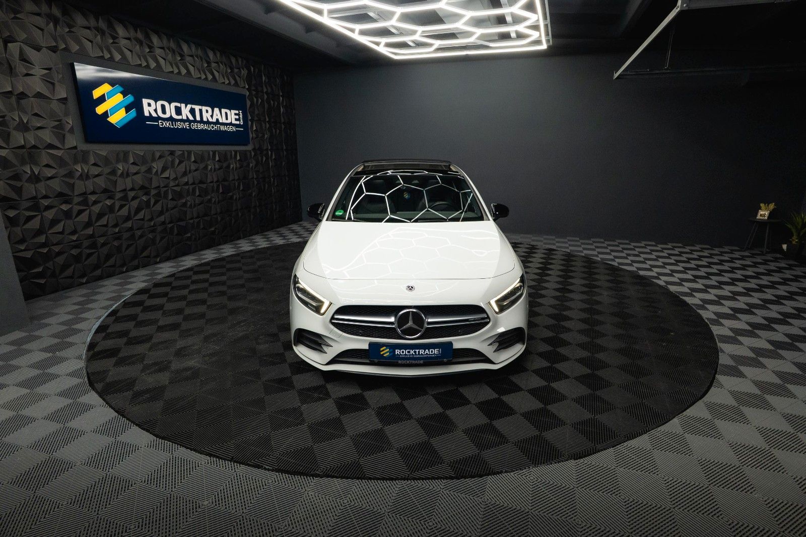 Fahrzeugabbildung Mercedes-Benz A 35 AMG 4Matic Night-Paket *Pano*LED*ACC*DAB*