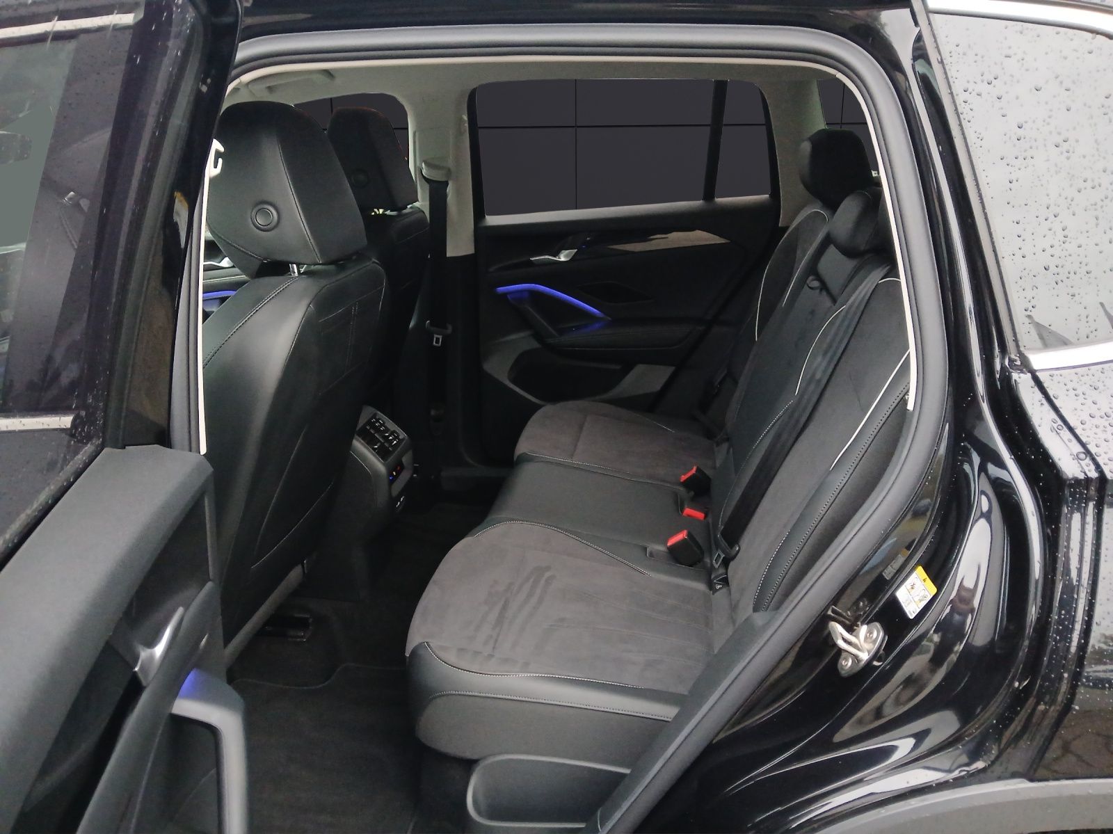 Fahrzeugabbildung Volkswagen Tiguan eTSI Elegance Matrix AHK Navi AID ACC RFK