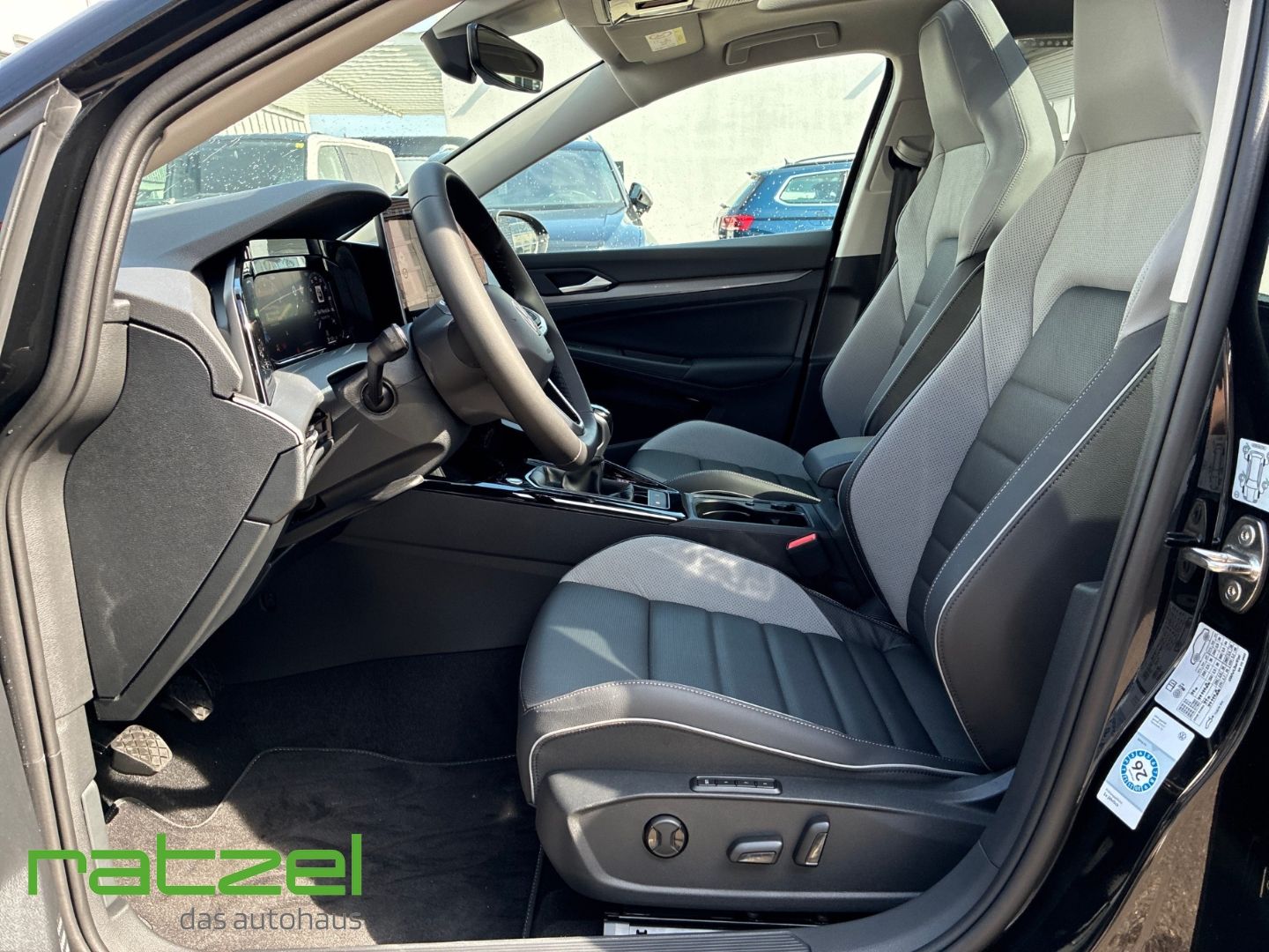 Fahrzeugabbildung Volkswagen Golf Variant STYLE 1.5 TSI PANO+LEDER+AHK+NAVI