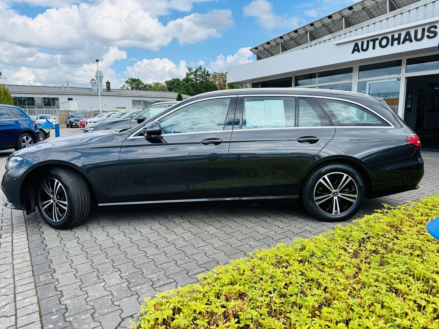 Fahrzeugabbildung Mercedes-Benz E 220 T d AVANTGARDE, Standheizung, MBUX Premium