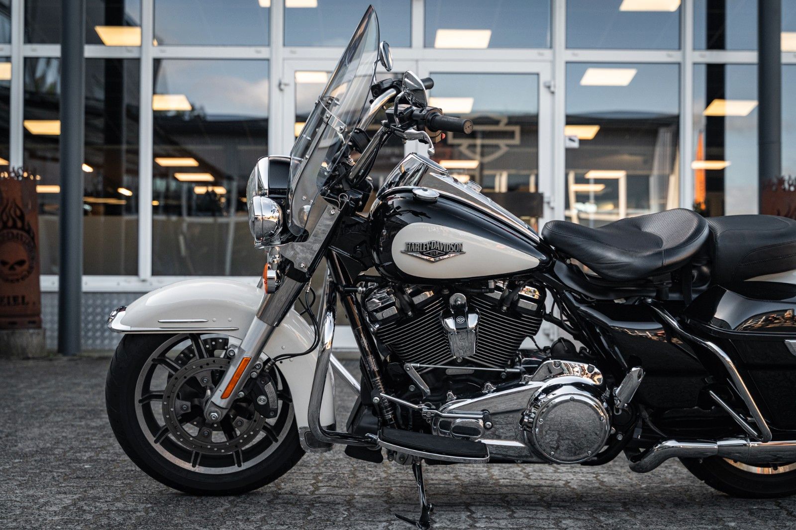 Fahrzeugabbildung Harley-Davidson ROAD KING POLICE FLHP TOURING - JEKILL&HYDE
