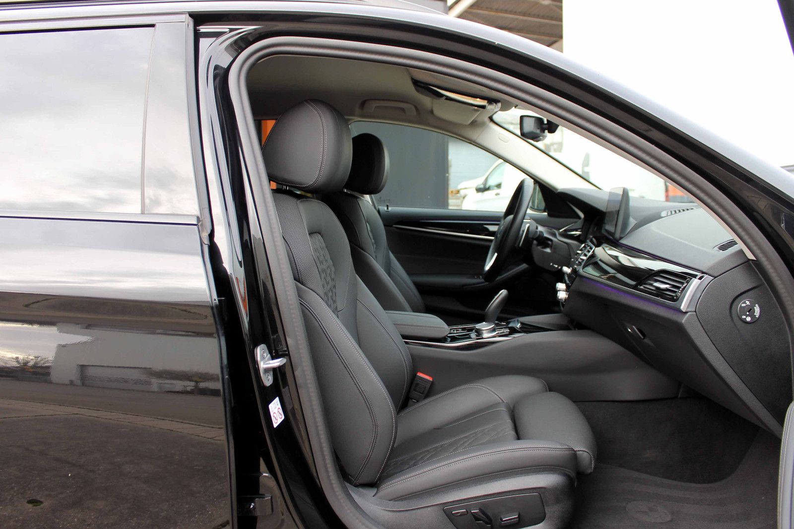 Fahrzeugabbildung BMW 530d xDrive Touring ACC LED HUD KAM BT NAV AMBI