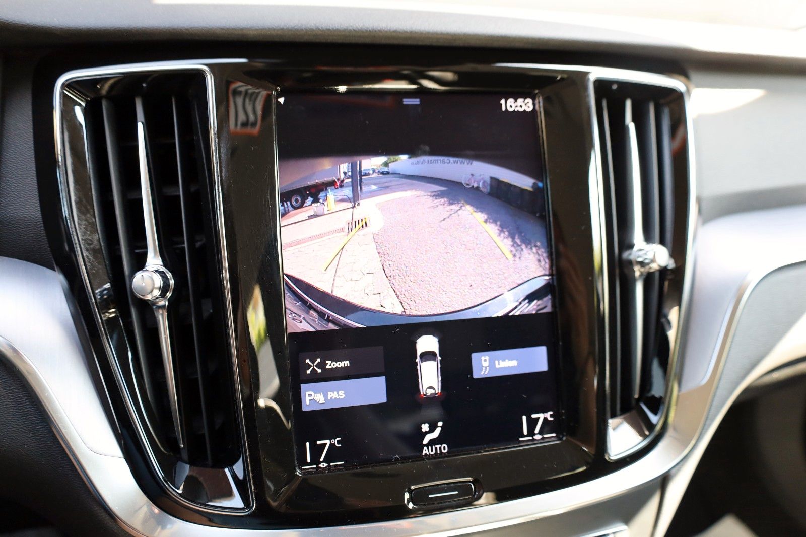 Fahrzeugabbildung Volvo V60 Kombi Momentum Pro TLeder,Navi,LED,PDC,Apple