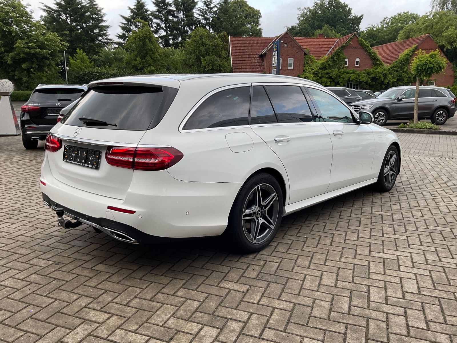 Fahrzeugabbildung Mercedes-Benz E 220 d T 4M,AMG, Memory,Kamera,AHK,Burmester