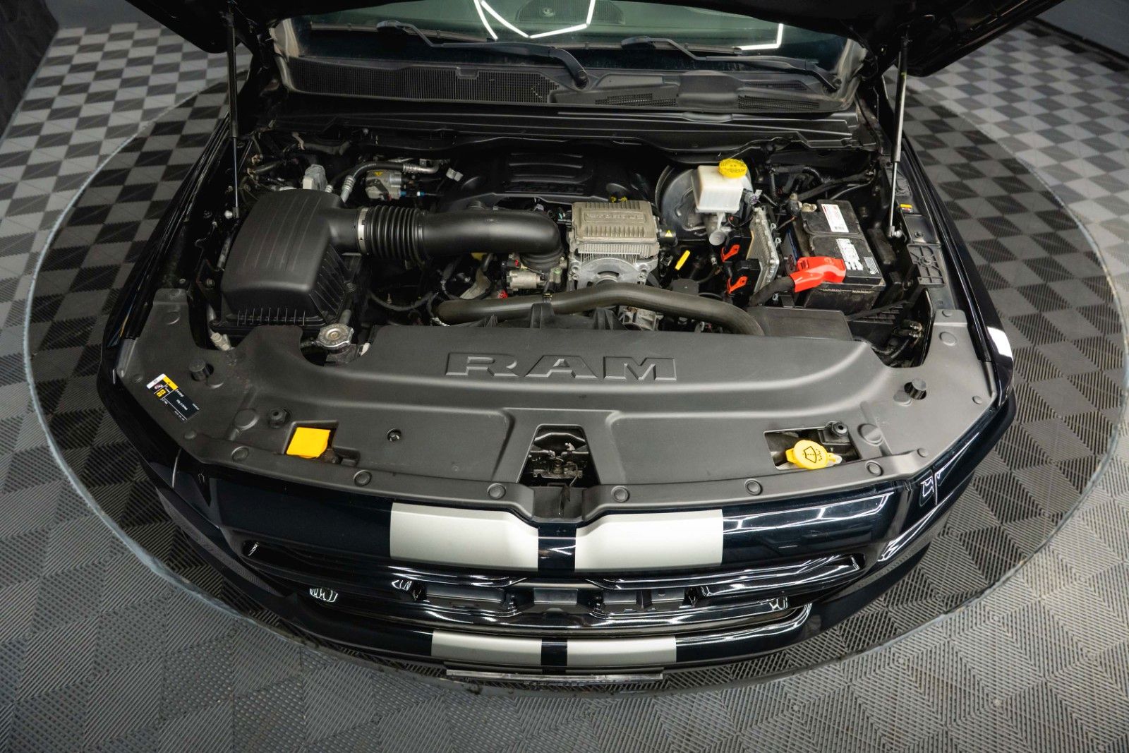 Fahrzeugabbildung Dodge RAM 5.7 V8 HEMI 4x4 Night LARAMIE Pano LED 19%