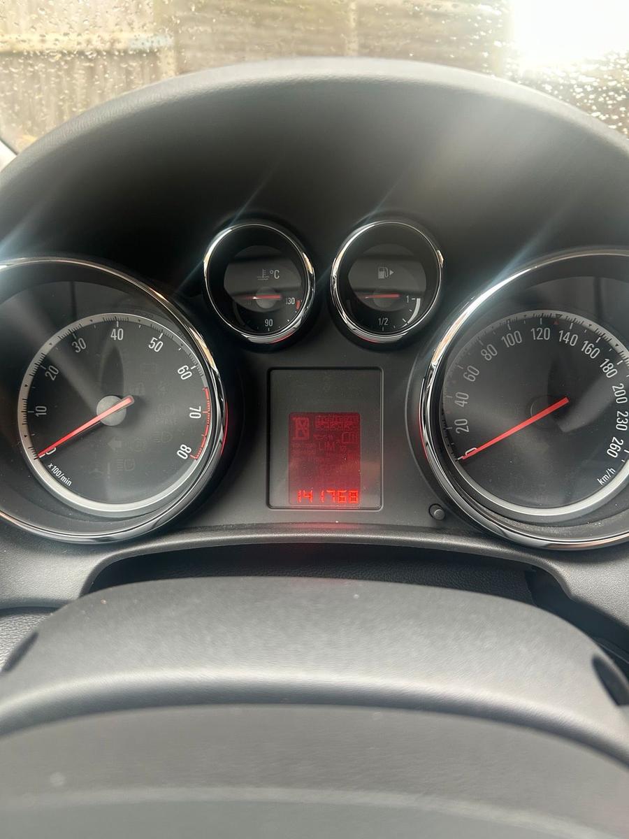 Opel Astra 2011 — photo 10