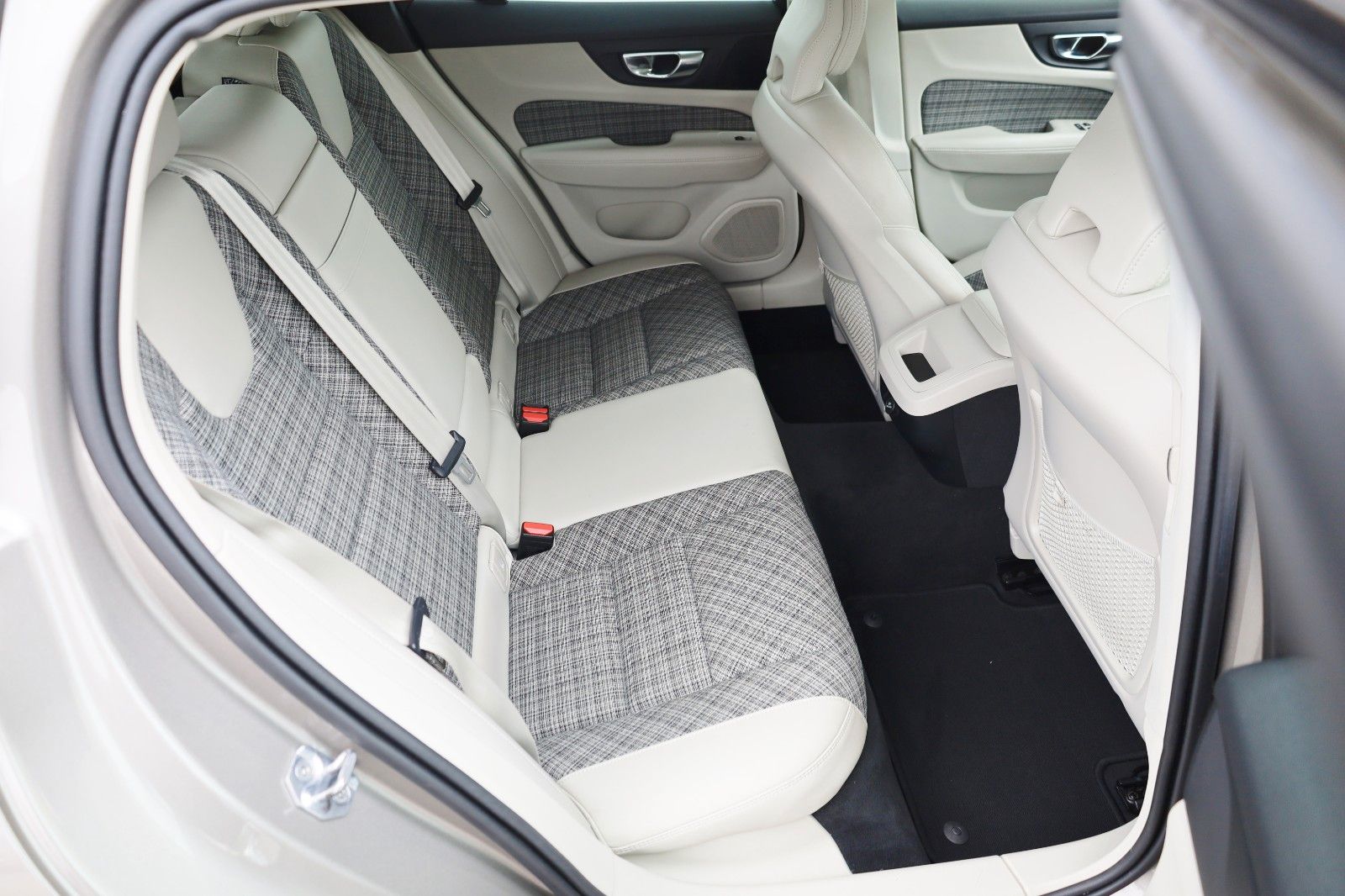 Fahrzeugabbildung Volvo V60 Kombi Momentum Pro T.Leder,Navi,LED,IntelliS