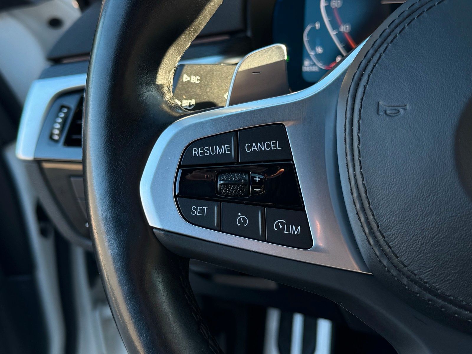 Fahrzeugabbildung BMW 530d Touring M Sport Shad HuD H&K LHZ SHZ Leder