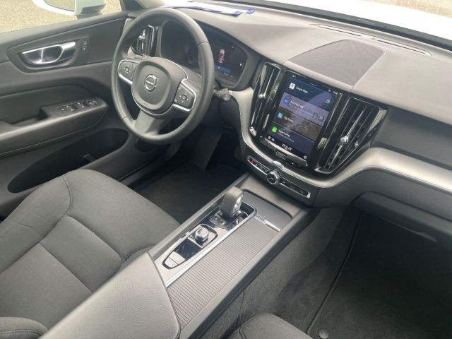 Fahrzeugabbildung Volvo XC60 B4 2WD Momentum Mild-Hybrid Autom. Navigati
