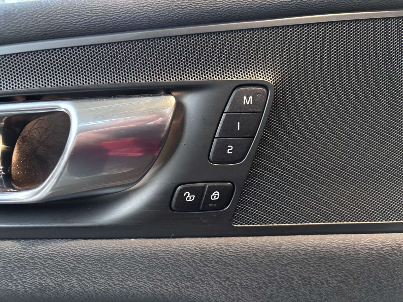 Fahrzeugabbildung Volvo XC60 R Design PANO LED NAVI ALU