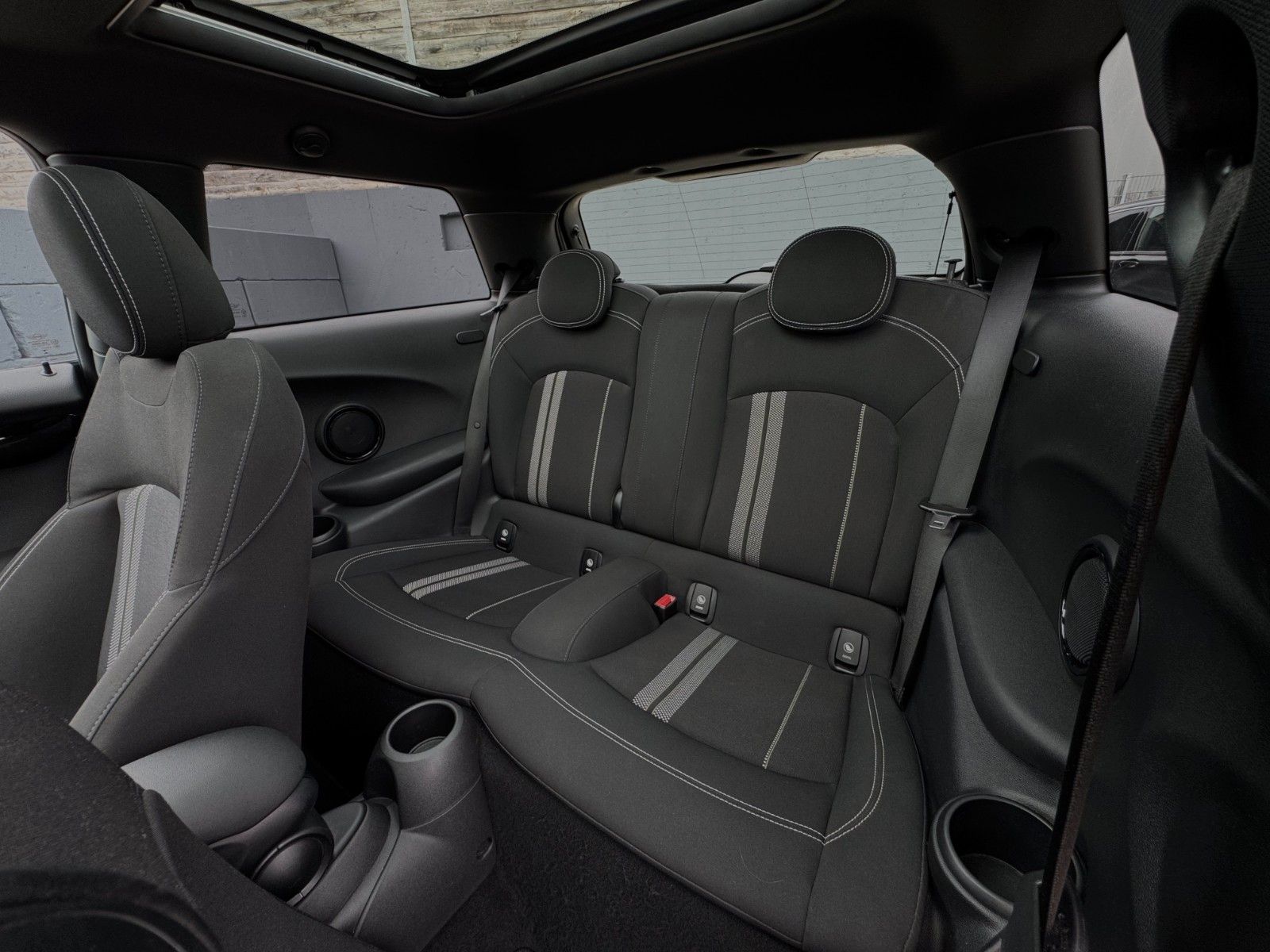 Fahrzeugabbildung MINI Cooper S Panoramadach Tempomat SHZ PDC BLT