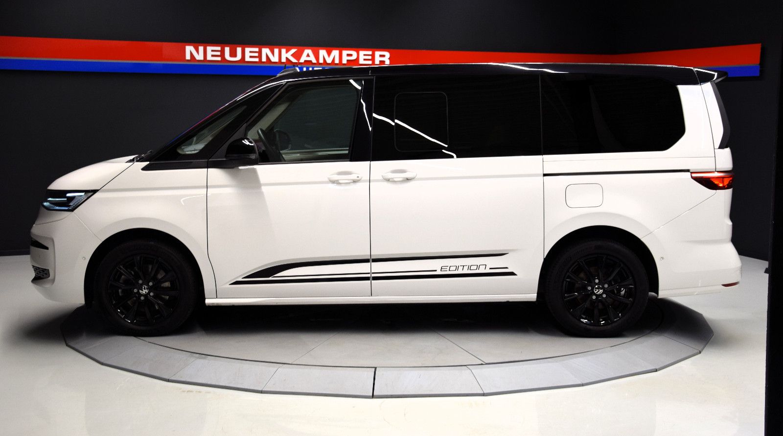 Fahrzeugabbildung Volkswagen T7 Multivan Edition lang Matrix AHK Standheiz