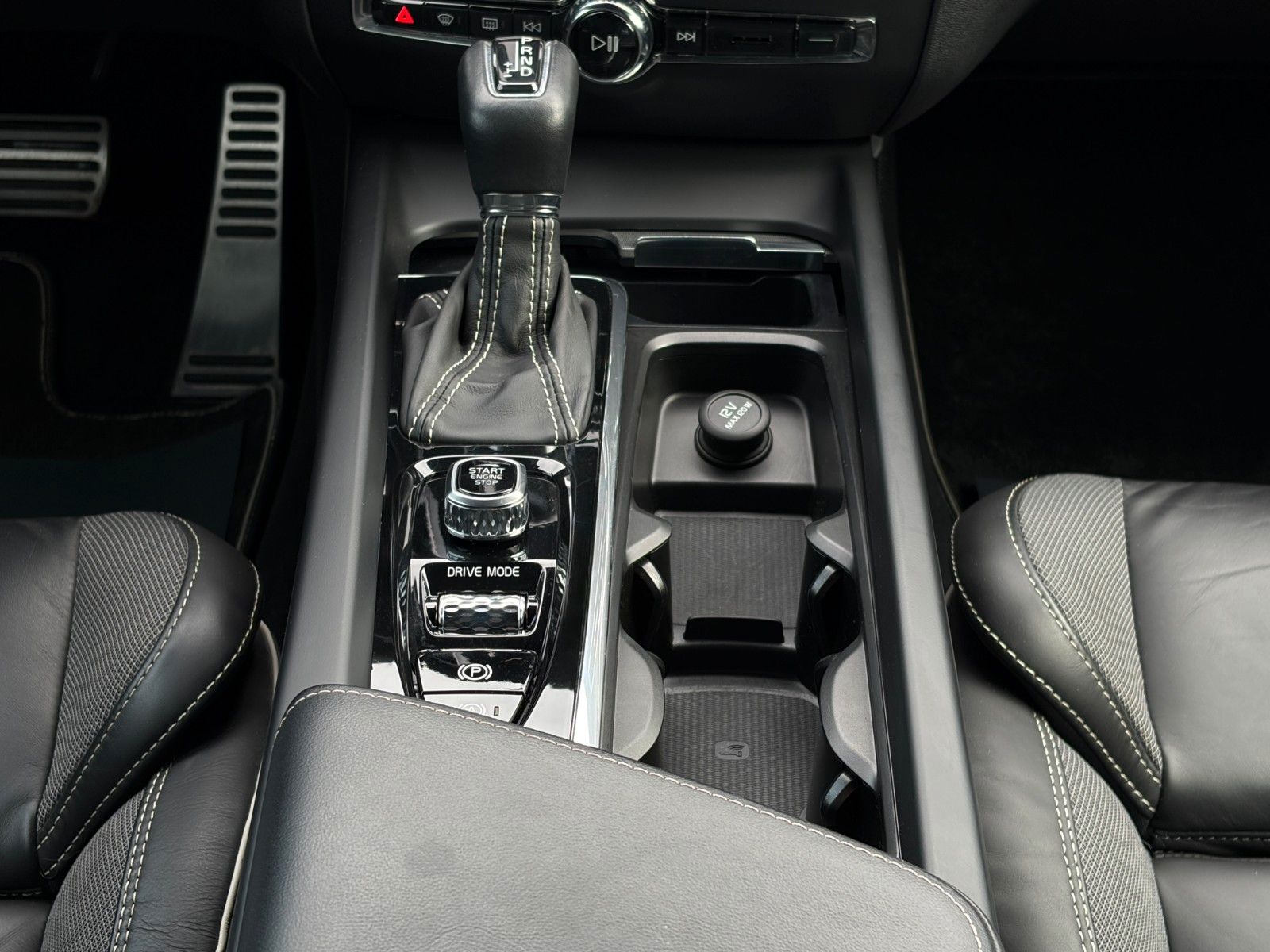 Fahrzeugabbildung Volvo V60 AWD R-Design ACC ProH&K 360° LED CarPl. Memo