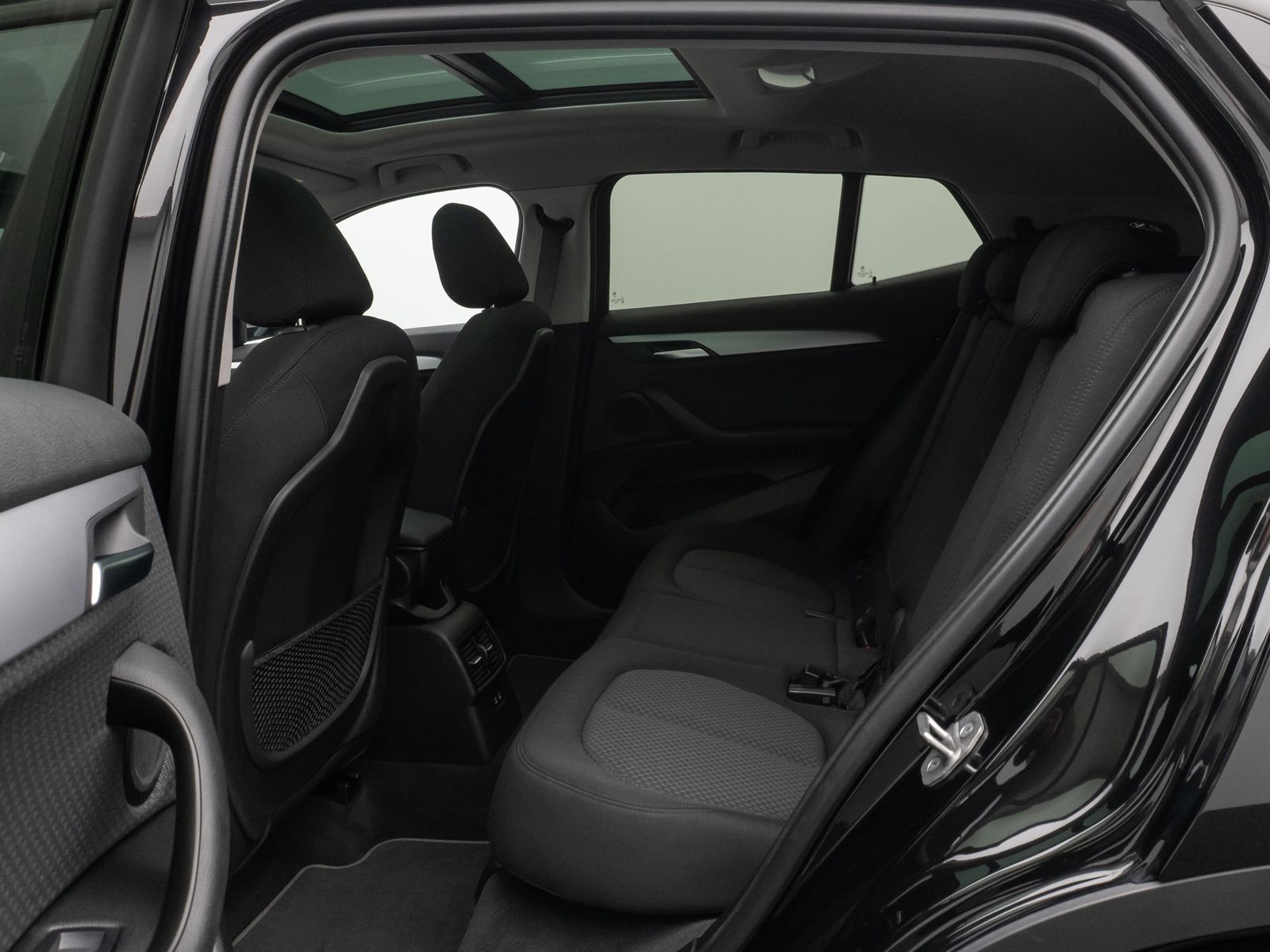 Fahrzeugabbildung BMW X2 sD20d Panorama NaviPlus HUD DAB HiFi Alarm