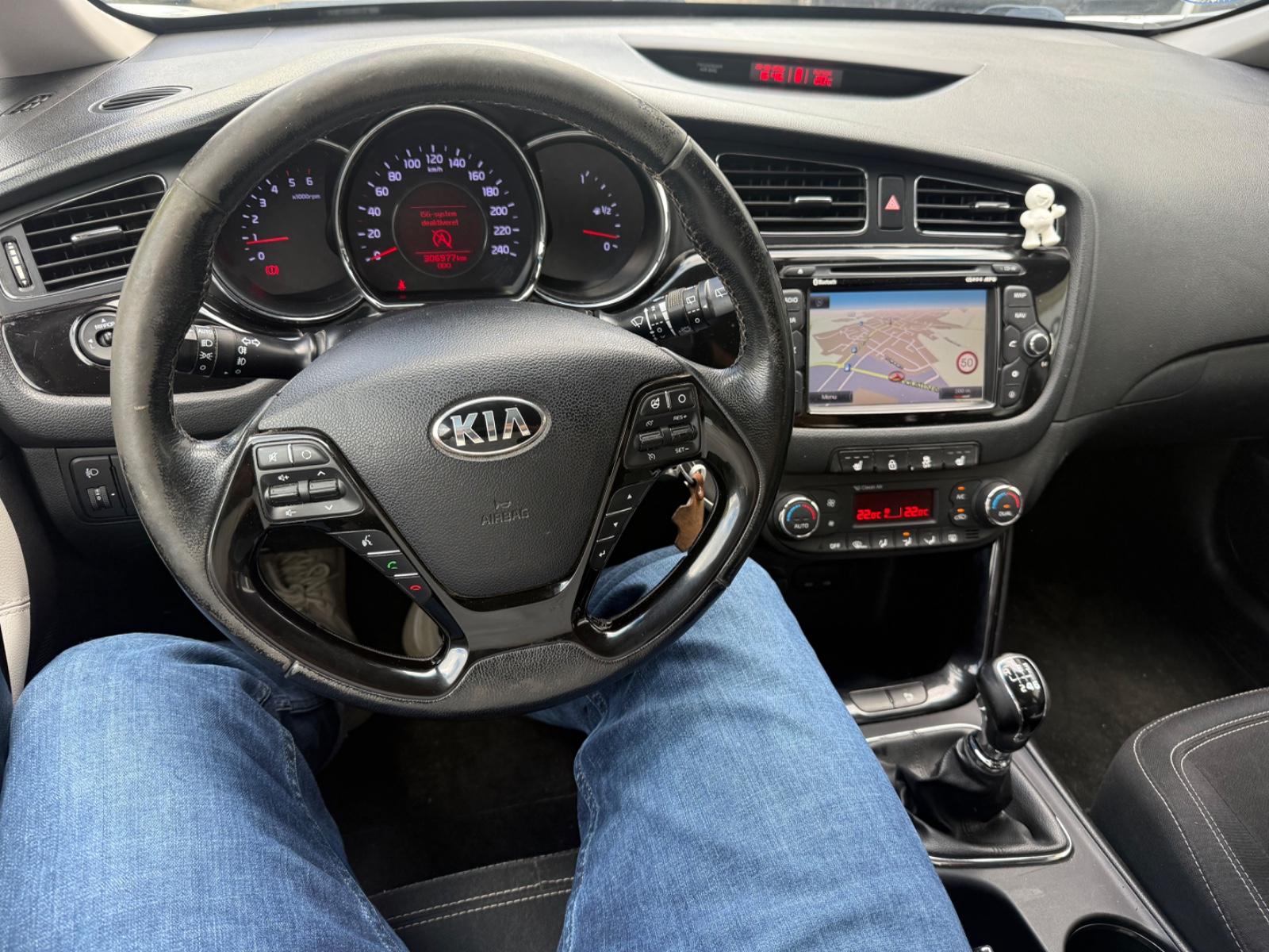 Kia cee'd 2015 — photo 22