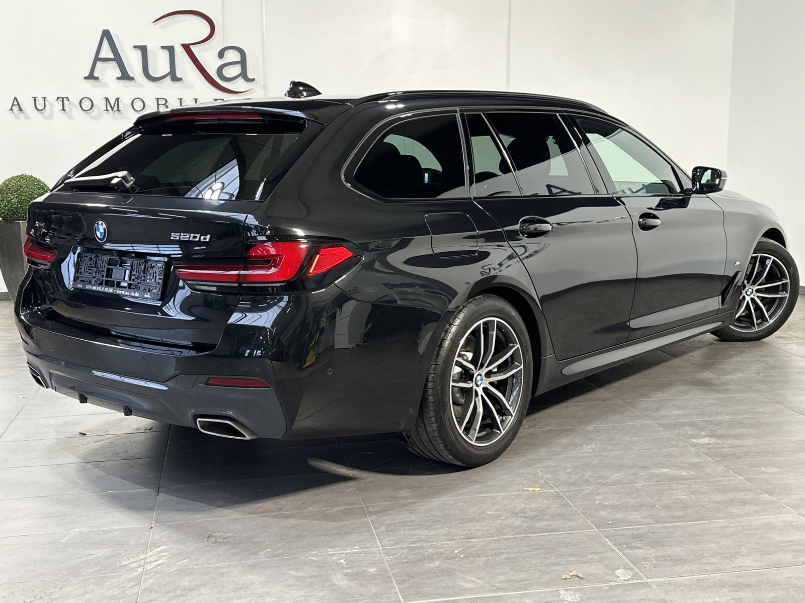 Fahrzeugabbildung BMW 520d Touring xDrive M-Sport NAV+LED+AHK+KAM+ACC