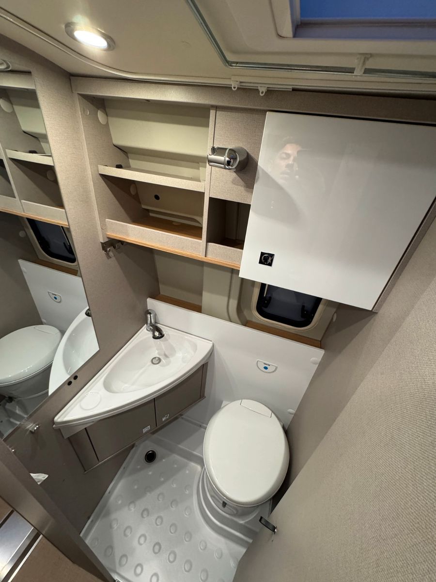 Fahrzeugabbildung Bürstner Delfin C 621 Limited - Garantie - Motorradbühne!