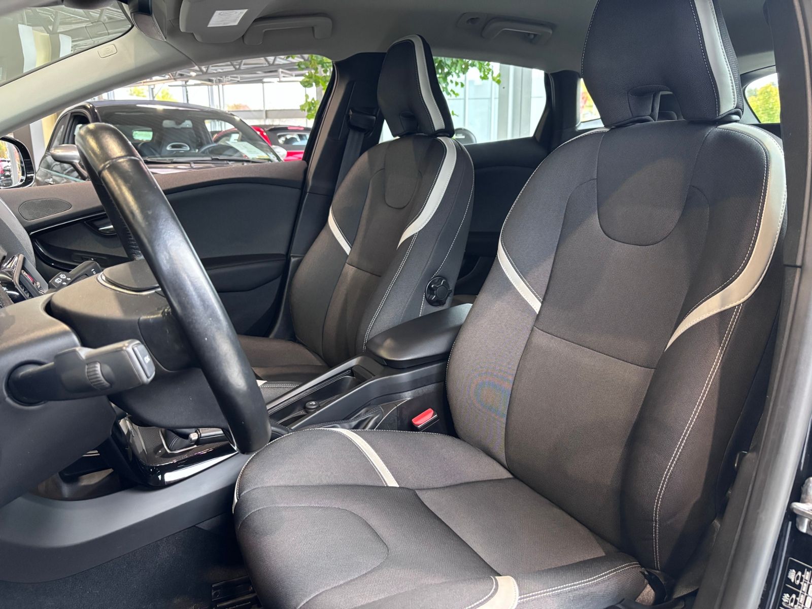 Fahrzeugabbildung Volvo V40 Cross Country Momentum LED NAVI ALU