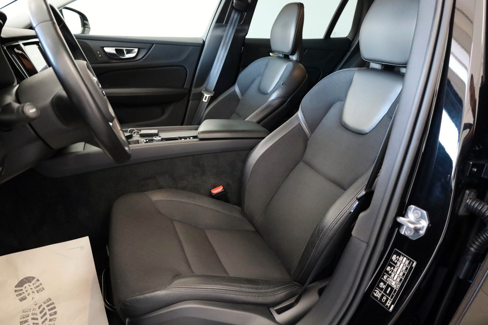 Fahrzeugabbildung Volvo V60 Kombi Momentum Pro T.Leder,Navi,LED,AppleCar