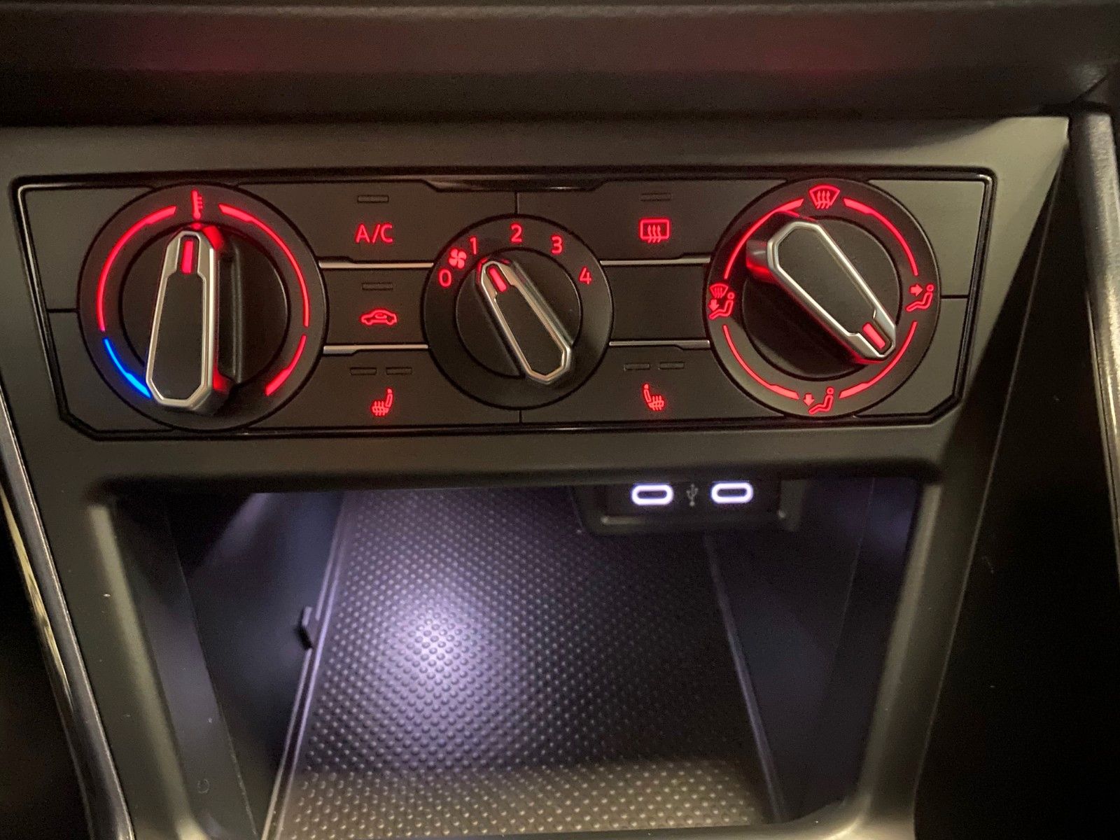 Fahrzeugabbildung Volkswagen Polo 1.0 TSI DSG Highline+NAVI+voll LED+PDC vo+h