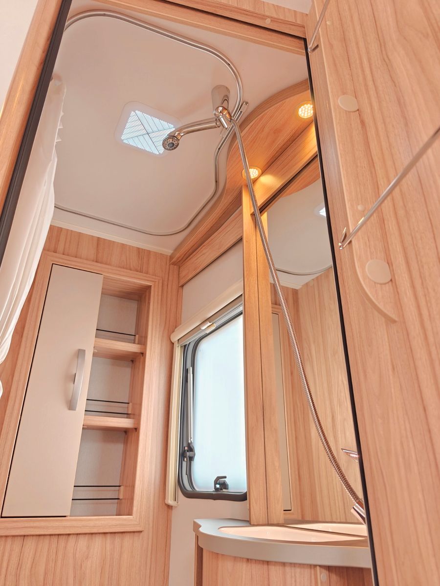 Fahrzeugabbildung HYMER / ERIBA / HYMERCAR Nova Light 465 - Elegance, Moving, Markise -