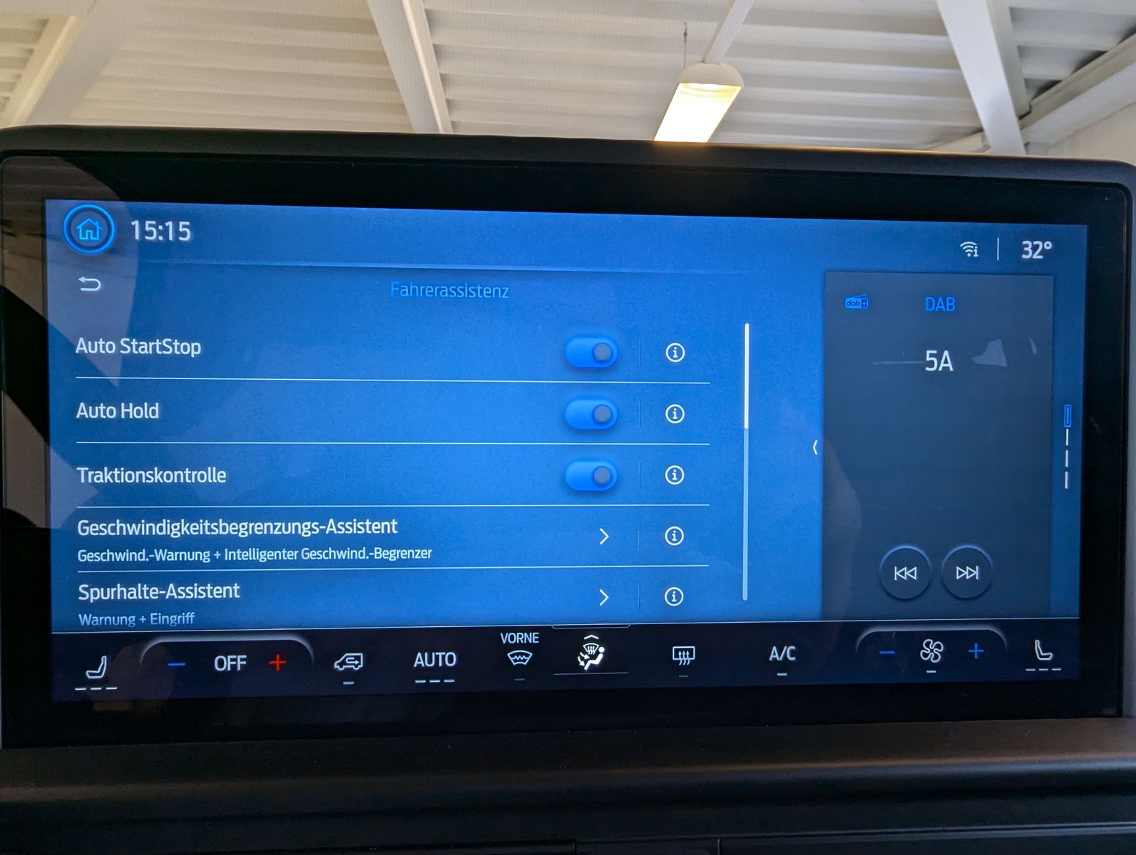 Fahrzeugabbildung Ford Transit Custom 320 L1 Navi 8-Sitze LED Kamera