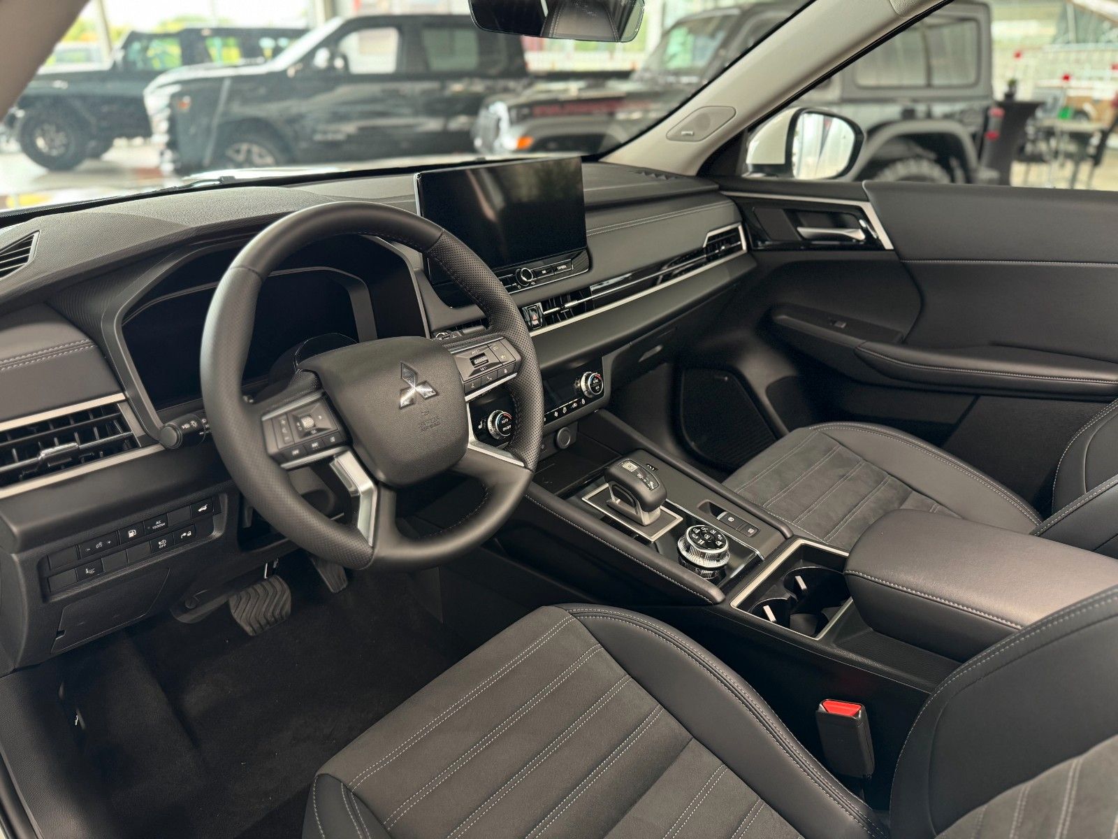 Fahrzeugabbildung Mitsubishi Plug-in Hybrid Outlander Intro Edition